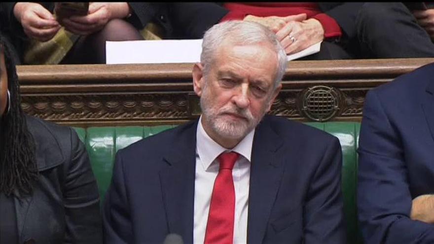 Jeremy Corbyn llama supuestamente "mujer estúpida" a Theresa May en su enésimo rifirrafe