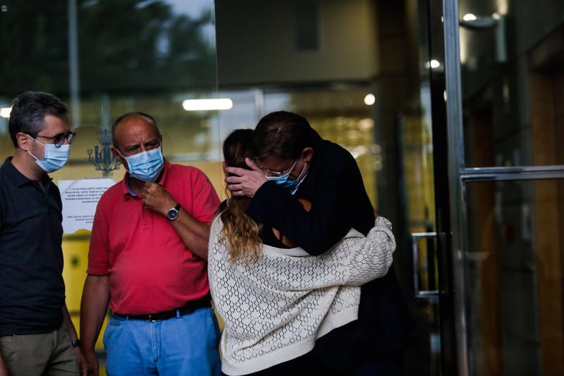 Compañeros y amigos de Ramón Vilar le despiden en el tanatorio de València