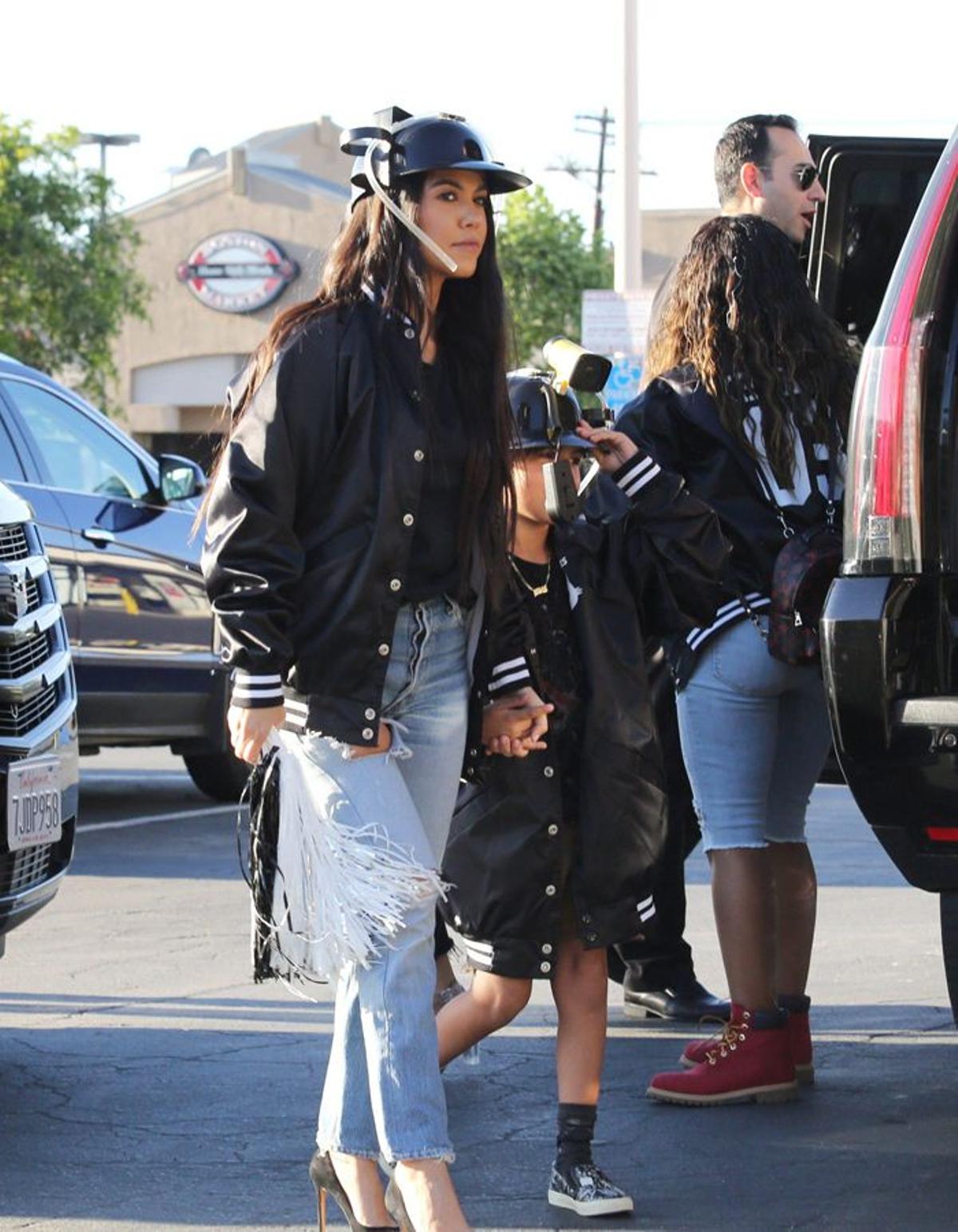 Kourtney Kardashian con jeans rotos