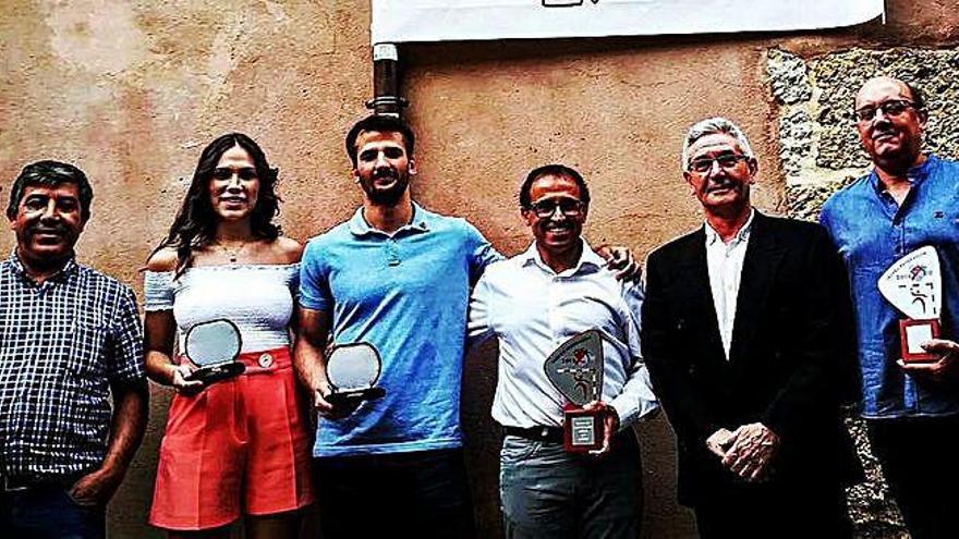 Los premiados zamoranos posan con sus galardones en Mansilla de las Mulas (León).