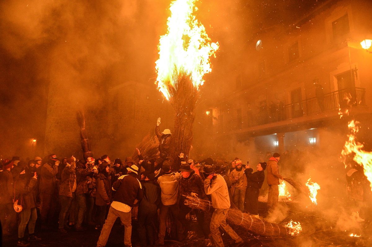 Fotogalería | Así fue la noche de los Escobazos en Jarandilla de la Vera