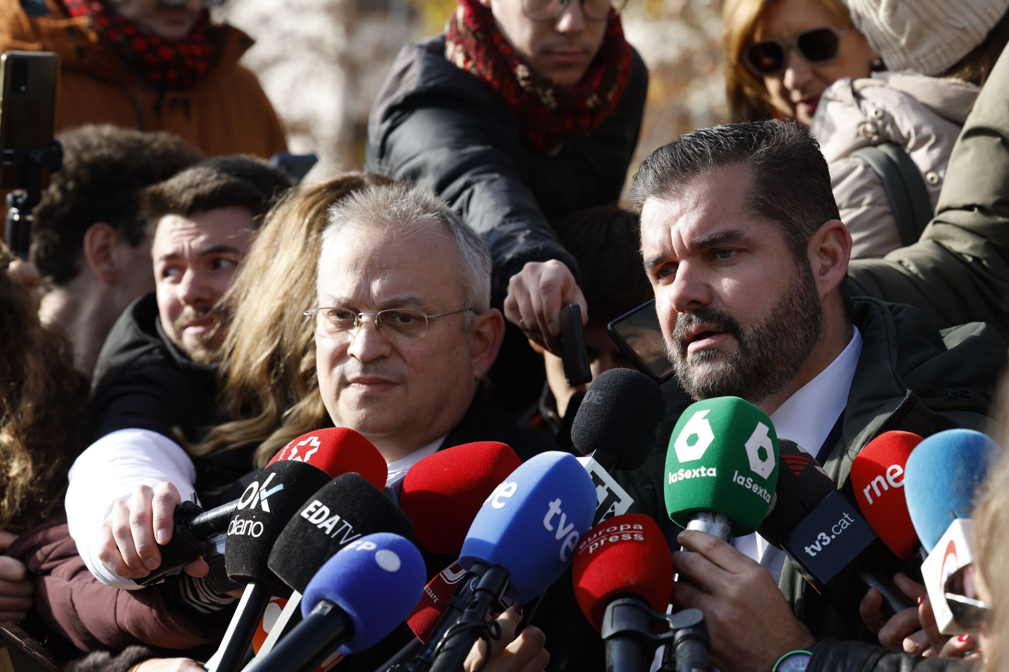 MADRID, 18/12/2024.- Javier Perez Roldán (i), abogado de Begoña Gómez, en declaraciones a los medios este miércoles ante los Juzgados de Plaza de Castilla. El juez que investiga a Begoña Gómez, mujer del presidente del Gobierno, le ha tomado declaración como investigada por los dos nuevos delitos que le imputó en relación a la contratación de un software de la cátedra que codirigió en la Universidad Complutense de Madrid (UCM). EFE/ Javier Lizon