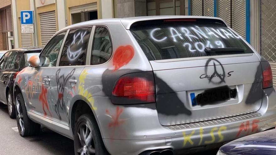 &#039;Tunean&#039; un coche con sprays durante el Carnaval de Santa Cruz