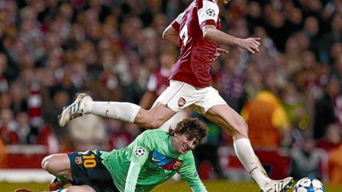 Espeso 8 Messi se resbala ayer en Londres ante Koscielny, el central del Arsenal.