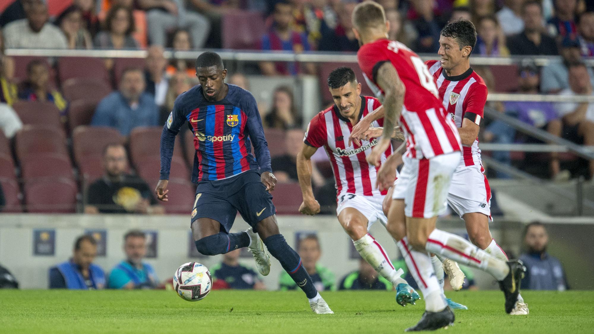 Dembelé desborda a sus marcadores en carrera.