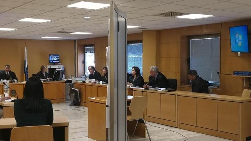 La hermana de Lílibet Hernández declara durante el juicio; el acusado a la derecha, junto a su abogado.