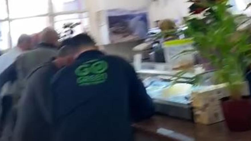 La barra de Mesalina, servicio esencial en Elche por lo que sigue abierto, donde según el Ayuntamiento todos están pidiendo sus consumiciones y pagando respetando las medidas de seguridad