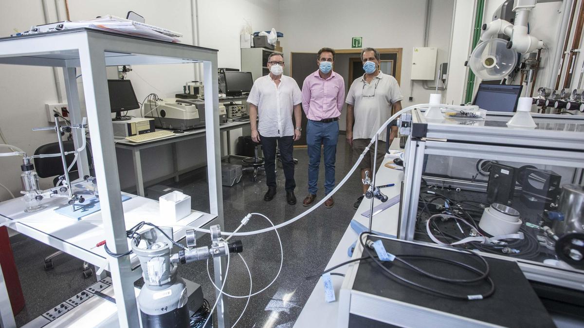 CO2 para pilas de combustible. El catedrático de Química-Física de la UA Enrique Herrero va a investigar con su grupo cómo reutilizar el CO2 para obtener productos químicos de interés. Estos productos, mediante un proceso electroquímico, podrían ser utilizados para pilas de combustible que reducen a su vez la emisión de C02 a la atmósfera al aplicarlos a las energías renovables.