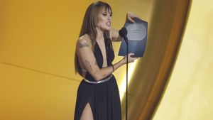 Los Angeles (United States), 02/02/2025.- American singer Miley Cyrus presents the Grammy for Record of the Year during the 67th annual Grammy Awards ceremony at Crypto.com Arena in Los Angeles, California, USA, 02 February 2025. EFE/EPA/CAROLINE BREHMAN