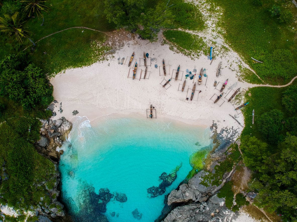 La Playa de Mandorak, situada en el suroeste de Sumba, Indonesia, es una pequeña cala escondida entre dos acantilados de roca con aguas color turquesa y arena blanca.