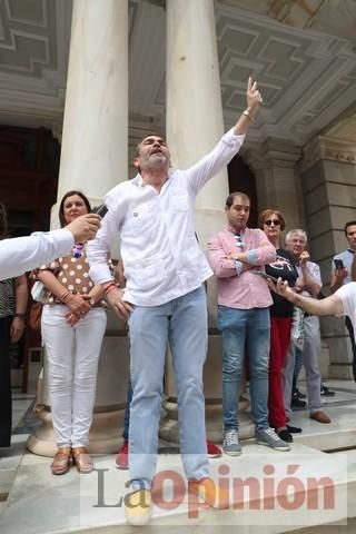 Cientos de personas protestan frente al Ayuntamiento de Cartagena por el pacto entre PP, PSOE y Cs