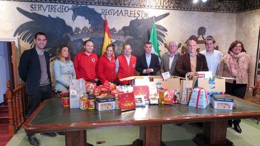 El alcalde de Marbella, José Bernal, y el presidente de Cruz Roja Marbella, Julián García, en el centro, durante la entrega de alimentos.