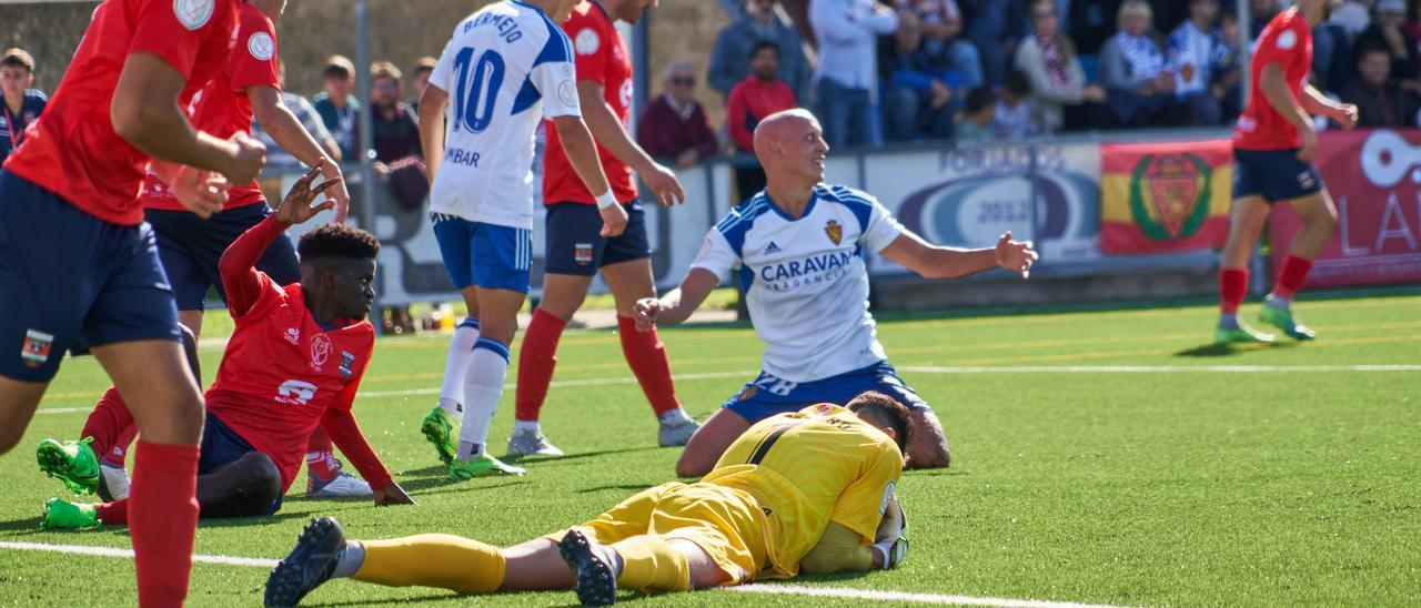 Miguel Cordero atrapa el balón durante el partido ante el Zaragoza.