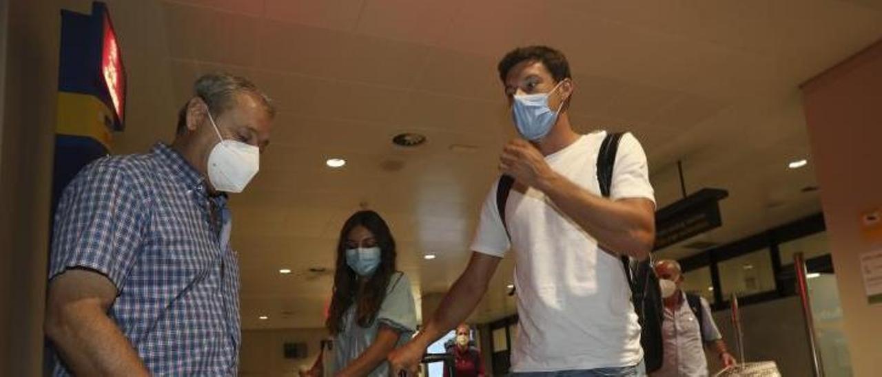 Pablo Carreño y su novia, Claudia Díaz, recibidos en el aeropuerto por el padre del tenista, Alfonso. | Ricardo Solís
