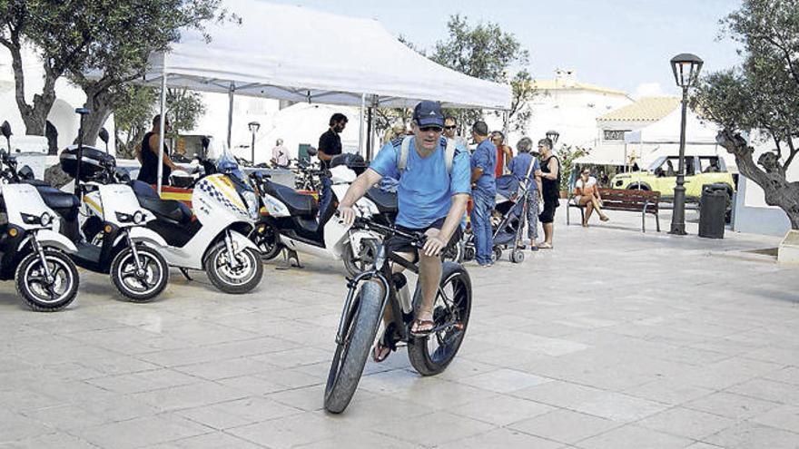 Un visitante prueba una de las bicicletas eléctricas expuestas.