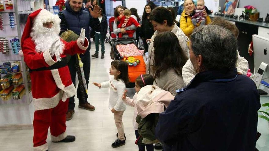 Papá Noel, ayer, en A Estrada con familias que respaldaron la campaña solidaria de Bernabé con Cáritas. // Bernabé / Adrián Rei