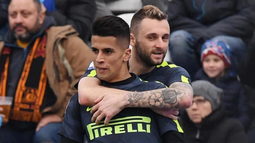 Brozovic abraza a Cancelo tras un gol.