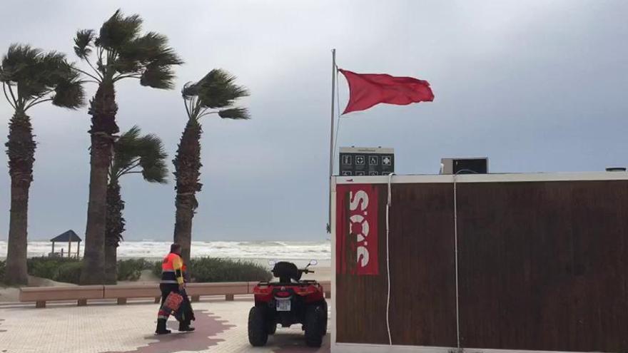 El temporal de viento en la playa del Gurugú del Grau de Castelló