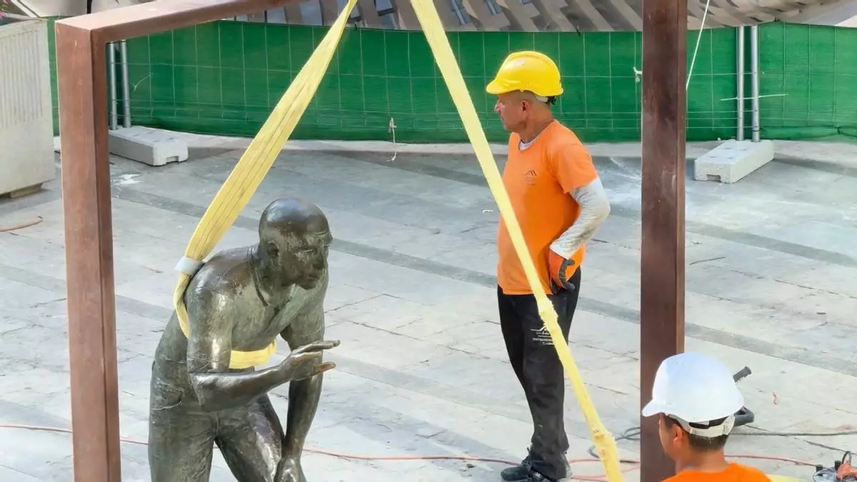 Las obras en el entorno del Mercado Central en Elche obligan a retirar la escultura de Joan Castejón