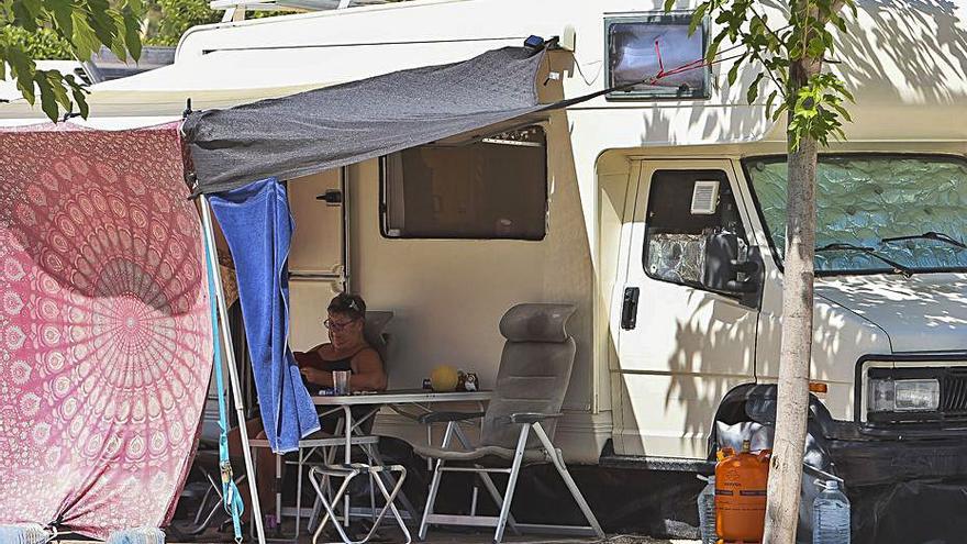 El parking de caravanas de Playa de San Juan. | HÉCTOR FUENTES