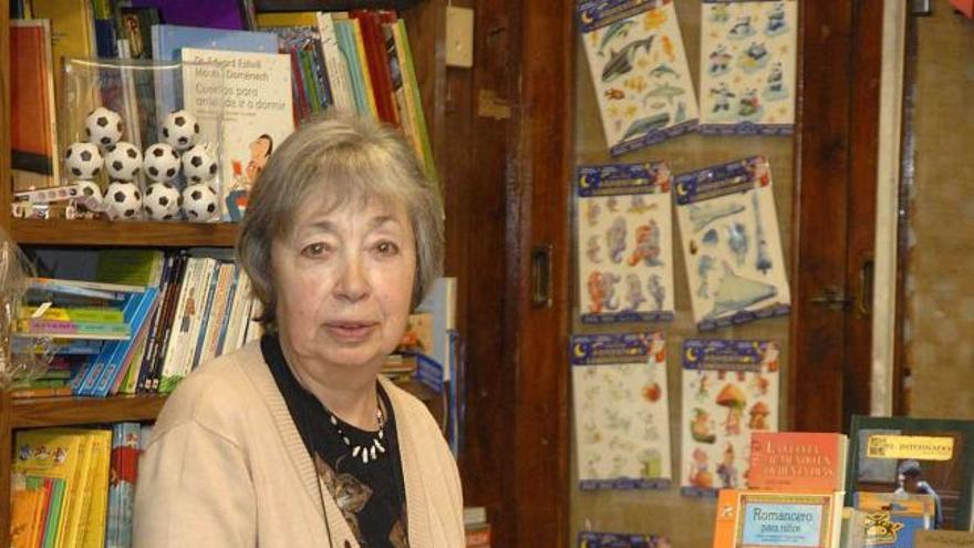 María Luisa González, en el interior de la Librería Mercantil de Mieres.