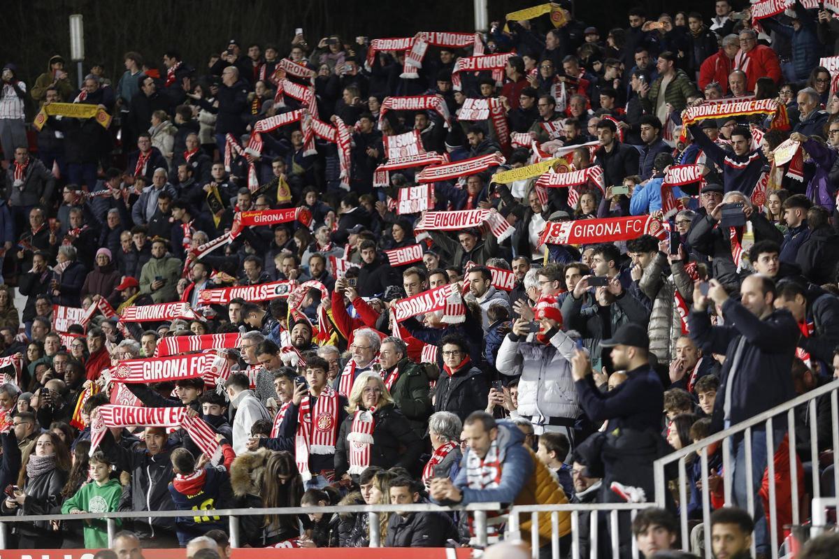 Aficionats del Girona alcen les bufandes contra el Barça.