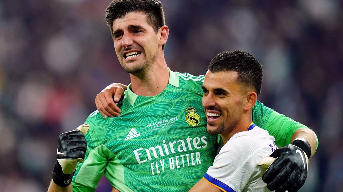 Ceballos abraza 
a Courtois.   | // EFE