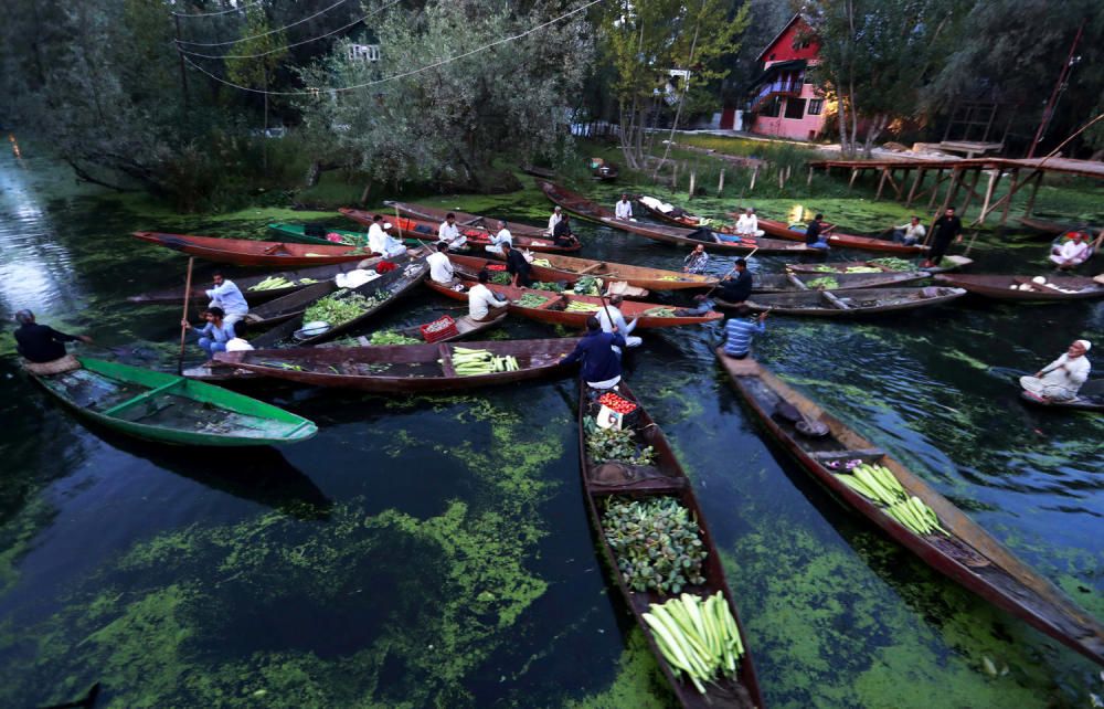 Vendedores de verduras trabajan en un mercado flotante en la zona de Cachemira, en Srinagar. REUTERS/Danish Ismail