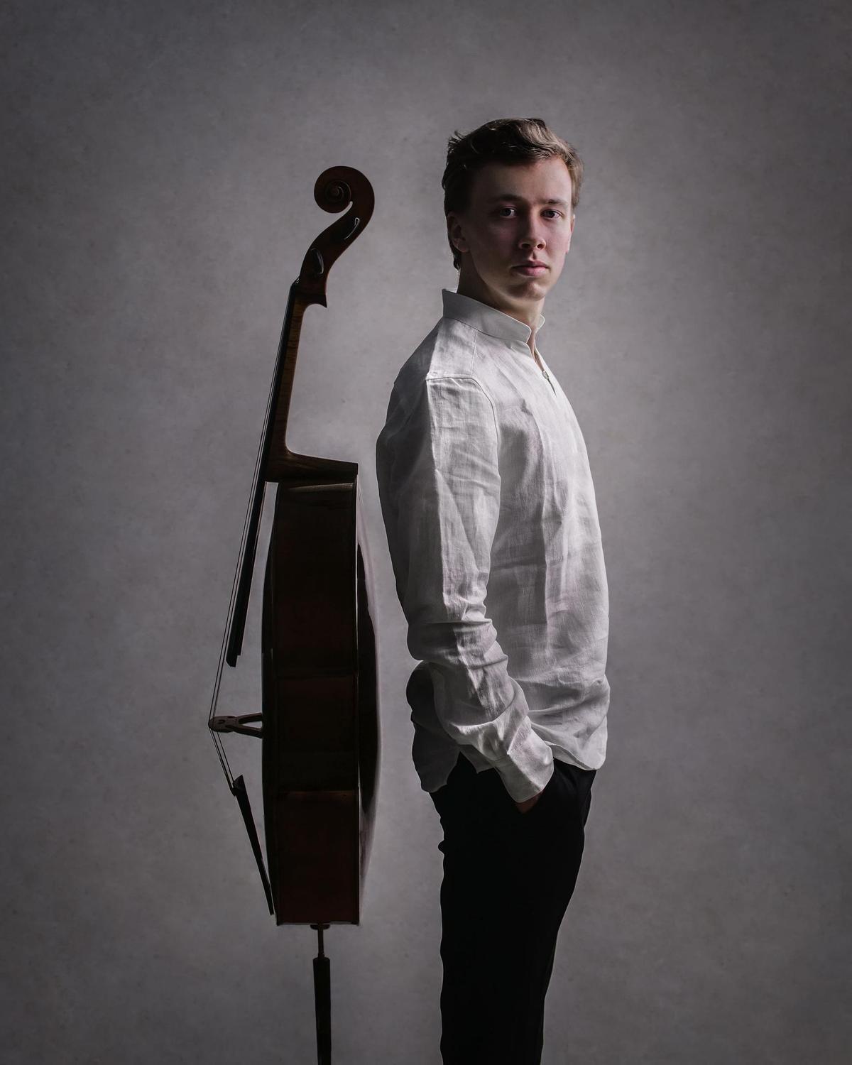 El violonchelista finlandés-holandés Jonathan Roozeman