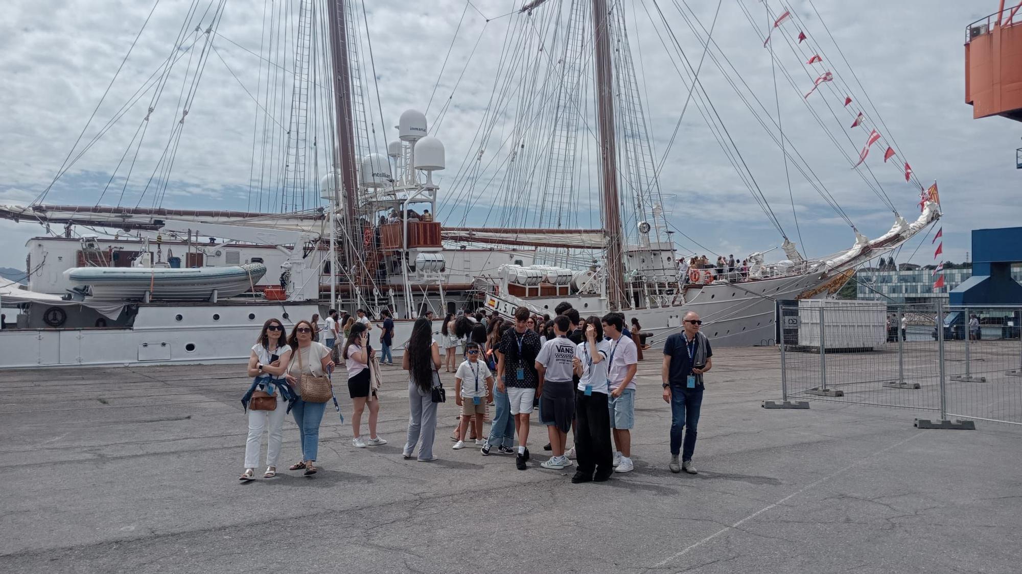 Los estudiantes del instituto de Vegadeo son recibidos en el “Elcano”