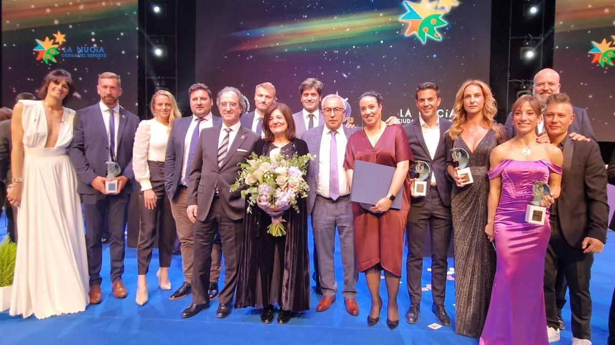 La viuda de José Luis Mendoza, con el presidente del Comité Olímpico Español y otros representantes de la UCAM