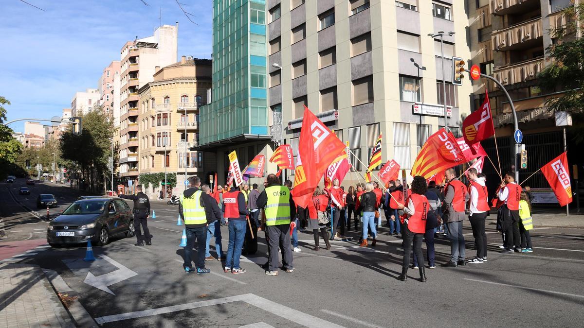 Un piquete sindical corta la circulación en Lleida, durante la huelga de los conductores de autobuses en la provincia.
