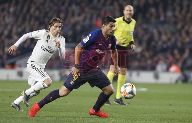 Imágenes del partido de ida de semifinales de Copa del Rey entre el FC Barcelona y el Real Madrid disputado en el Camp Nou