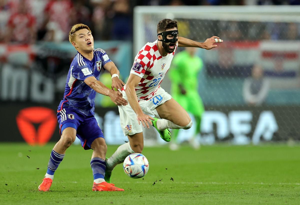 Al Wakrah (Qatar), 05/12/2022.- Ritsu Doan (L) of Japan in action against Josko Gvardiol of Croatia during the FIFA World Cup 2022 round of 16 soccer match between Japan and Croatia at Al Janoub Stadium in Al Wakrah, Qatar, 05 December 2022. (Mundial de Fútbol, Croacia, Japón, Catar) EFE/EPA/Friedemann Vogel