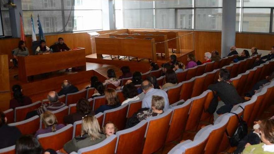 Asanblea da Sanidade en el salón de plenos de Cangas. // G. Núñez