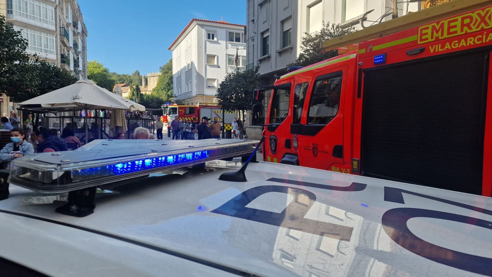 Alarma en Vilagarcía tras una explosión y un incendio en el bajo de un edificio