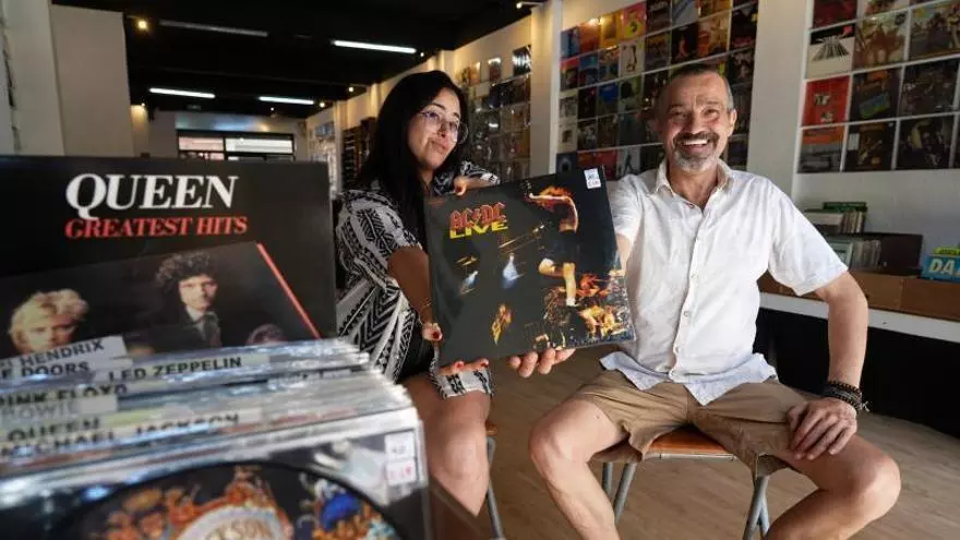 Discos Arpegio, la única tienda de vinilos de Castellón, celebra su primer aniversario