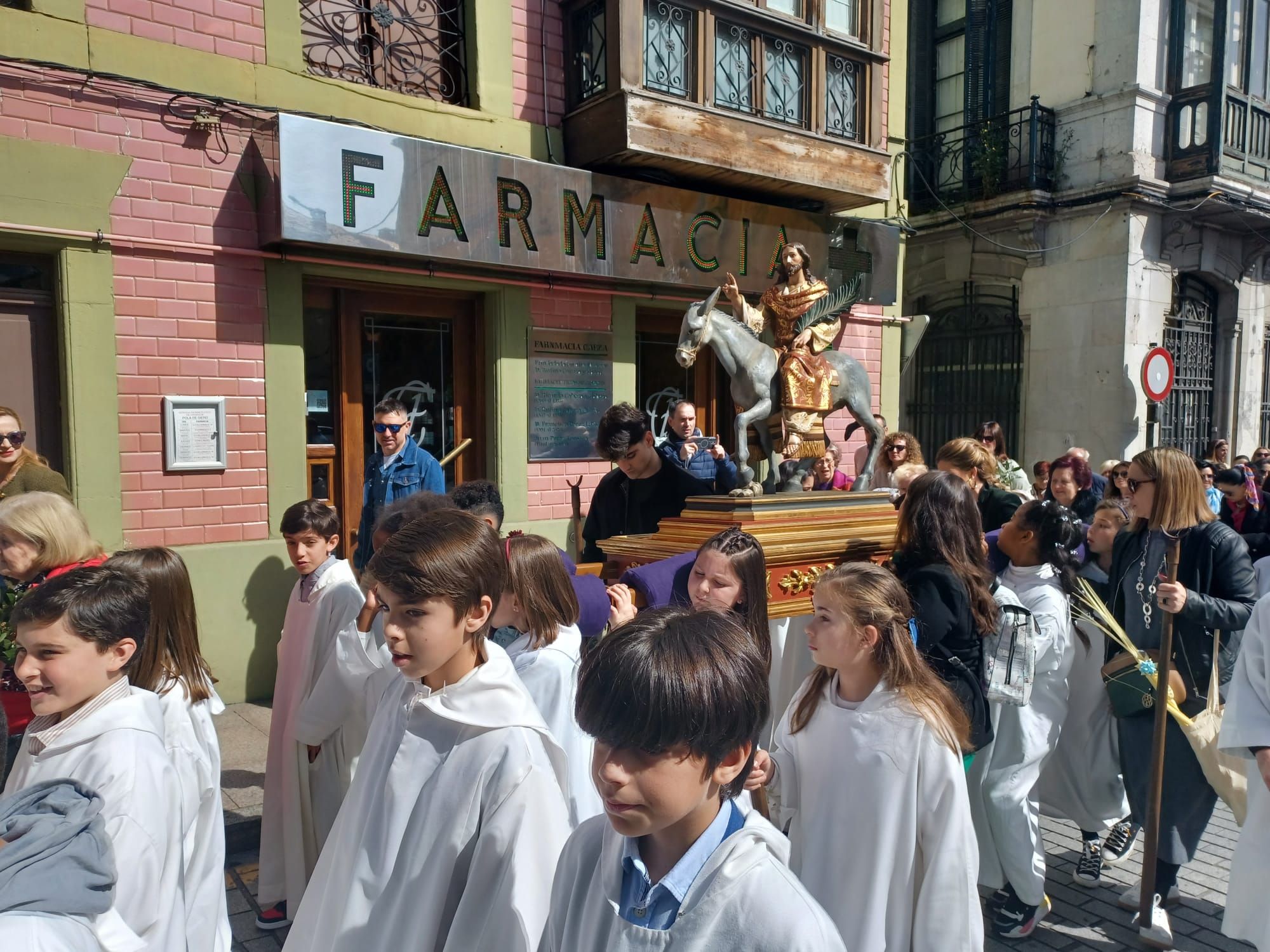 En imágenes: multitudinario Domingo de Ramos en Pola de Siero