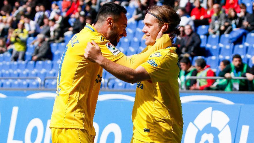 Momo y Halilovic celebran el gol de la UD.