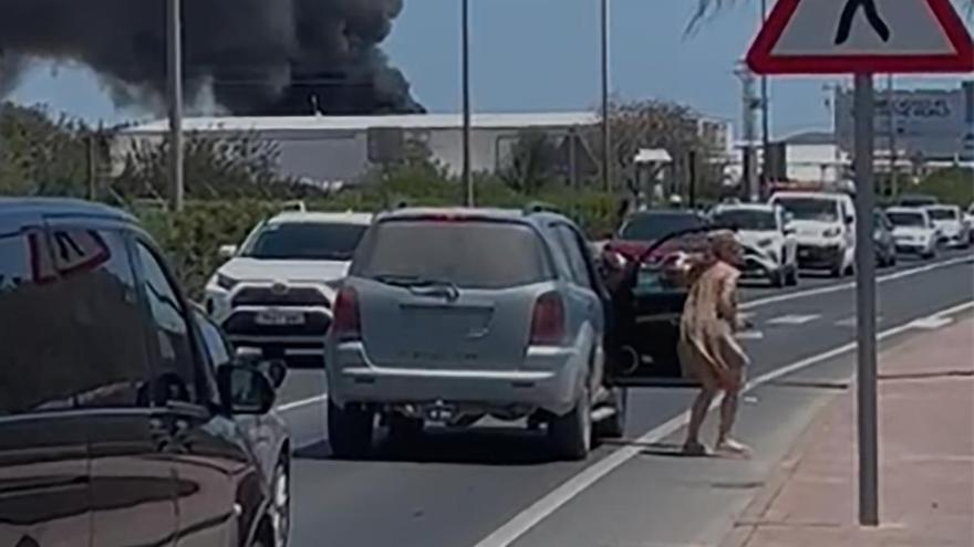 Una mujer entra en pánico por el incendio cerca de la carretera del aeropuerto de Ibiza