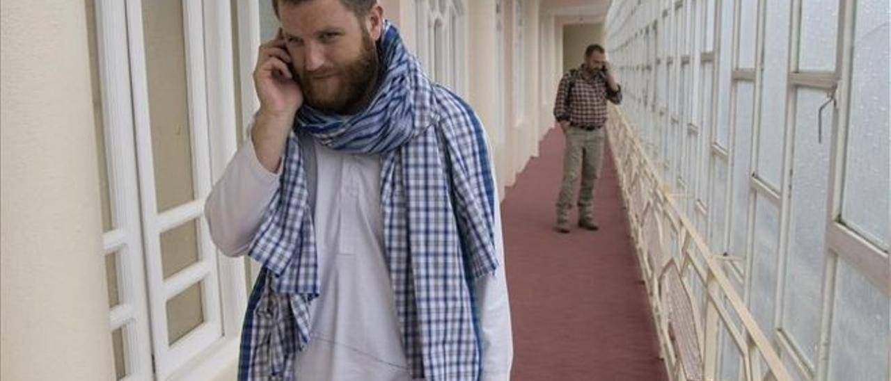 David Beriain, en un hotel de Herat Afganistan junto con el periodista del EL PERIÓDICO Marc Marginedas, al fondo.