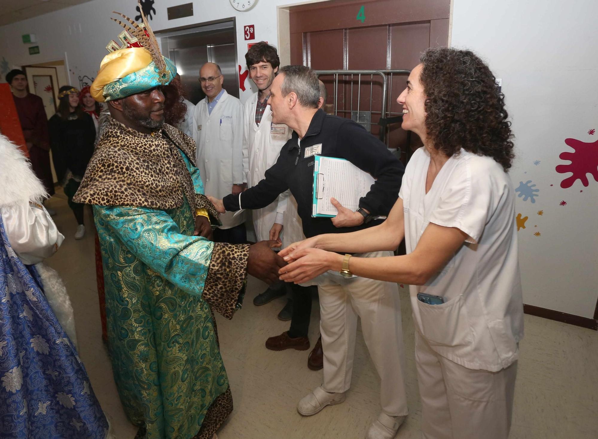 Los Reyes Magos visitan el Materno de A Coruña