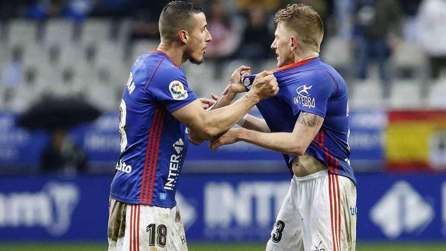 Christian Fernández, a la izquierda, felicita a Mossa durante el partido ante el Sporting.