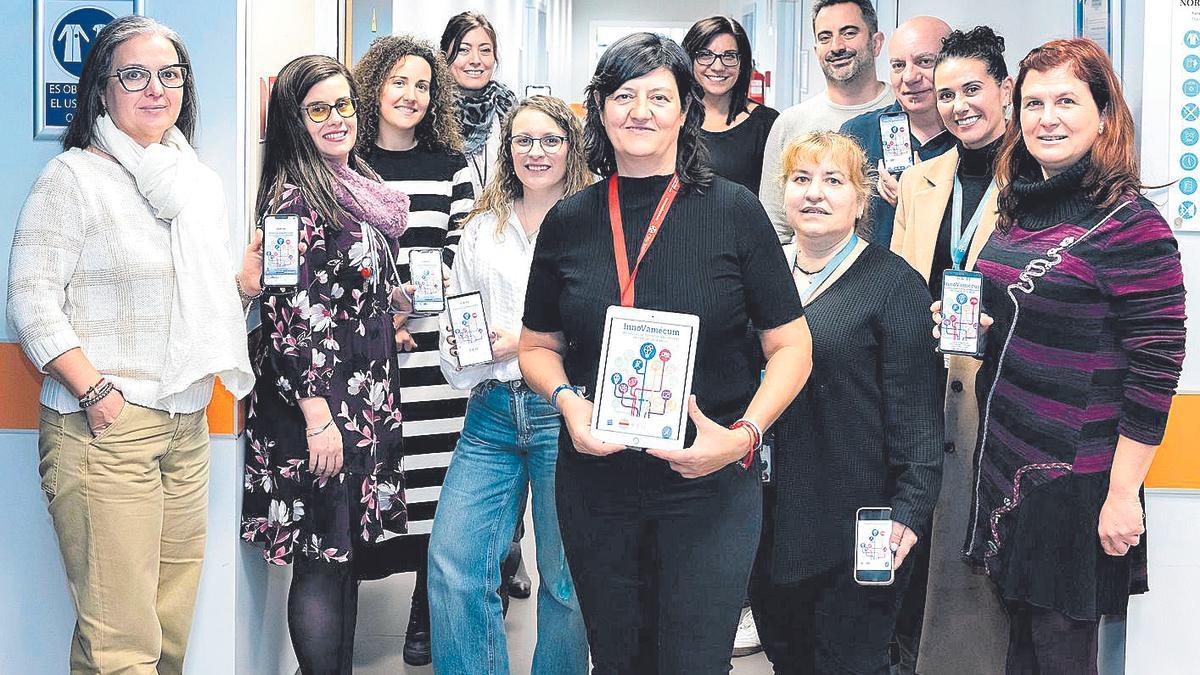 La doctora Sánchez, con algunos de los profesores y técnicos del CEU de Castellón que han colaborado en ‘InnoVamécum’.