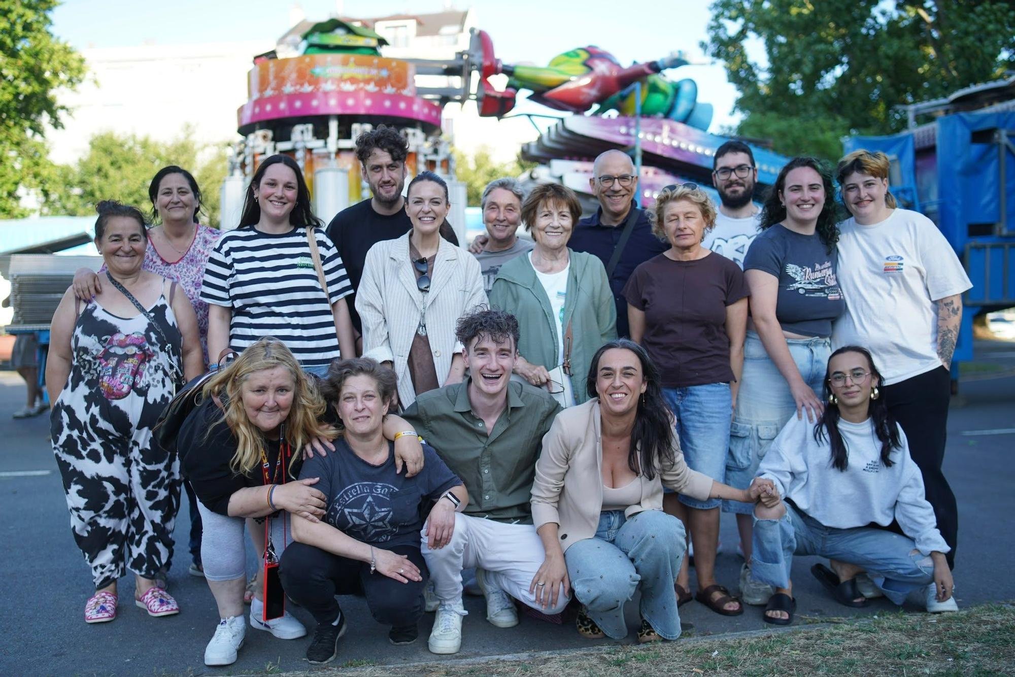 Participantes en la organización de las fiestas de Monte Martelo, con el presidente de la asociación, Amar Basic, agachado en el centro.
