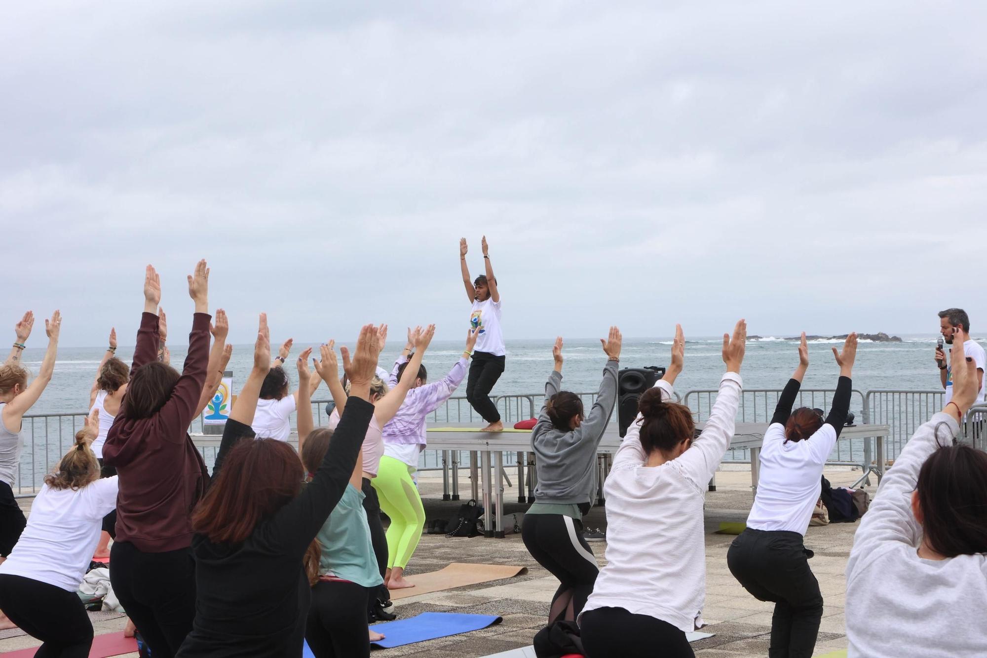 Clase de yoga y meditación en las Esclavas a cargo de la profesora de la embajada de la India