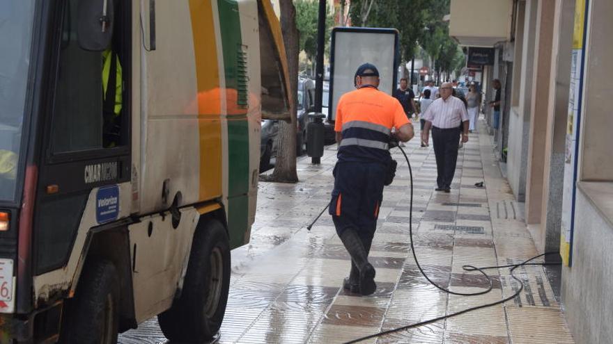 Un empleado de Valoriza limpia con agua a presión una acera de Vila.