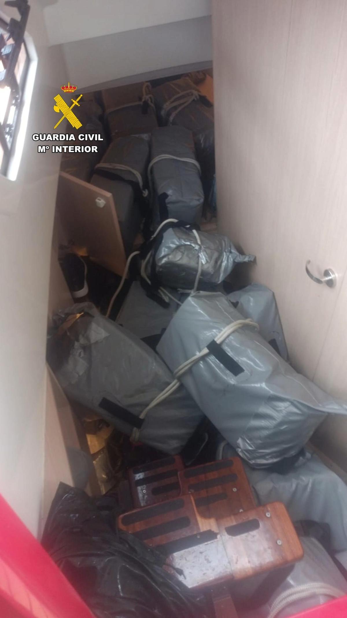 La bodega del barco, repleta de fardos de cocaína.