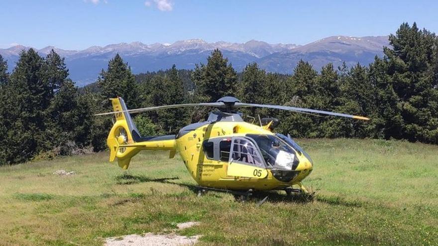 Un helicòpter dels Bombers de la Generalitat treballant en el rescat d&#039;un excursionista a Moixeró, el 21 de juny del 2020