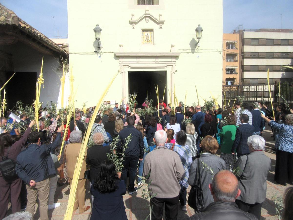 Bendición por el Domingo de Ramos a las puertas de la ermita de San Roque.
